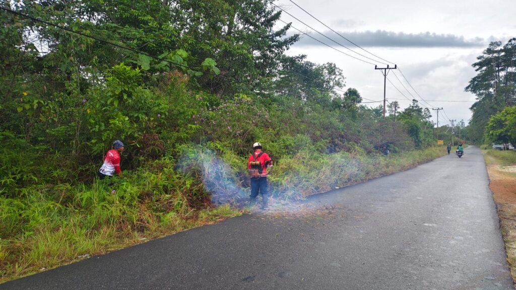 Kecamatan Singkep Barat saat melakukan gotong royong, siang tadi, (ft wandy)