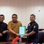 Kepala Dinas Lingkungan Hidup dan Perhubungan (DLHP) Kabupaten Indragiri Hilir melalui Kepala Bidang Pengelolaan Sampah, Indra Saputra saat di DPRD Inhil, kemarin. (ft muhamad)