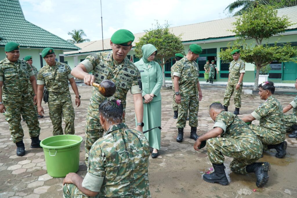 Komando Distrik Militer (Kodim) 0314/Inhil menggelar upacara Korps Raport kenaikan pangkat periode 1 April 2026 bagi Bintara dan Tamtama. Kegiatan tersebut berlangsung di lapangan upacara Makodim 0314/Inhil, pagi tadi. (ft muhamad)(