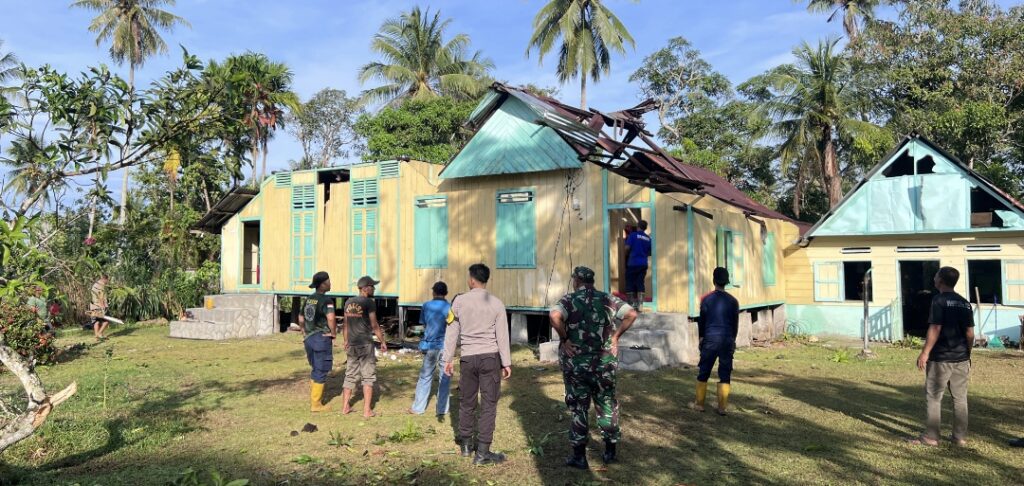 Kondisi rumah panggung melayu yang dihantam puting beliung dini hari tadi. (ft wandi)