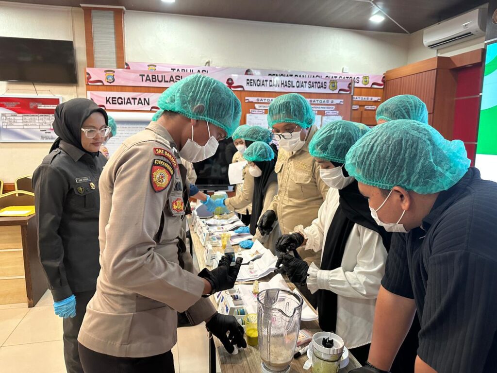 Pelatihan Food Security (Keamanan Pangan) yang diselenggarakan oleh Bidang Kedokteran dan Kesehatan (Biddokkes) Polda Kepulauan Riau. Kegiatan ini berlangsung dengan tertib dan lancar di ling(ft msaimi)kungan Polres Karimun, pagi tadi.