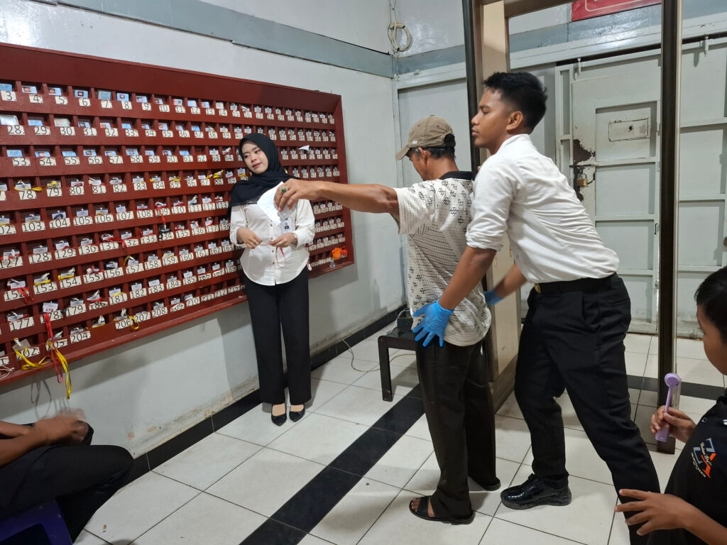 Petugas Lapas saat memeriksa pengunjung tahanan, pagi tadi. (ft muhamad)