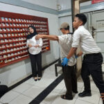 Petugas Lapas saat memeriksa pengunjung tahanan, pagi tadi. (ft muhamad)