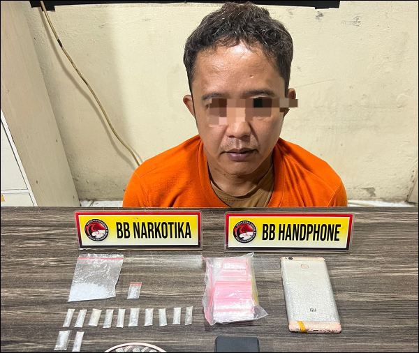 Tersangka narkoba dan barang buktinya. (ft muhamad)