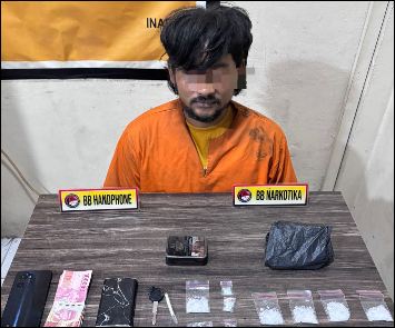 Tersangka narkoba di Polres Inhil dengan barang buktinya, kemarin. (ft muhamad)