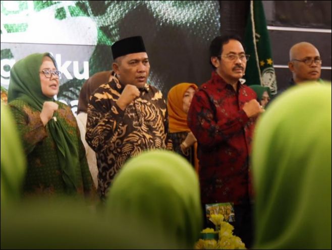 Wabup Rocky (kedua dari kiri) saat acara Muslimat NU di Gedugn Nasional, kemarin. (ft prokopimkarimun)