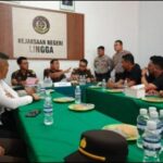 Aliansi Pemuda Lingga saat mendatangi Kantor Kejari Lingga, pagi tadi. (ft wandi)