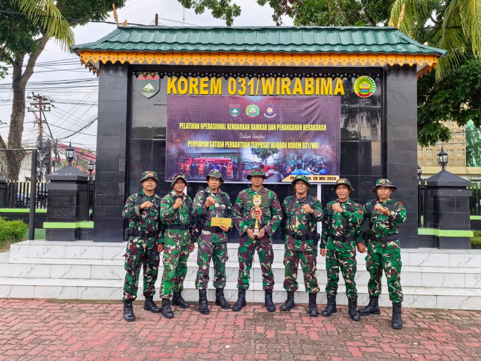 Aparat Kodim 0314 Inhil saat menunjukkan juara latihan pemadaman kebakaran di Makorem, kemarin. (ft humaskodiminhil)