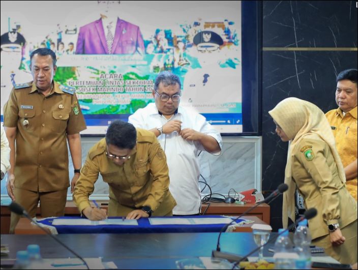 Bupati Iskandarsyah menandatangani kerjasama special pass pelabuhan dngan Meranti, kemarin. (ft kominfokarimun)