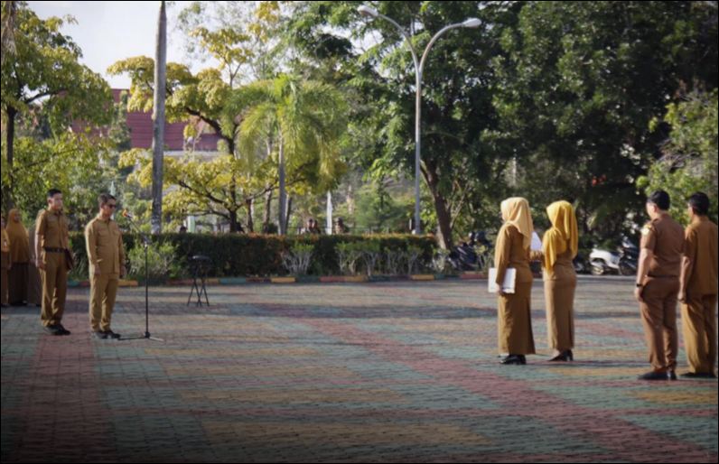 Bupati Iskandarsyah saat memimpin apel Senin, tadi pagi. (ft msaimi)