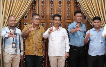 Bupati Iskandarsyah saat menerima kunjungan tim verifikasi sekolah nasional, kemarin. (ft prokopim)