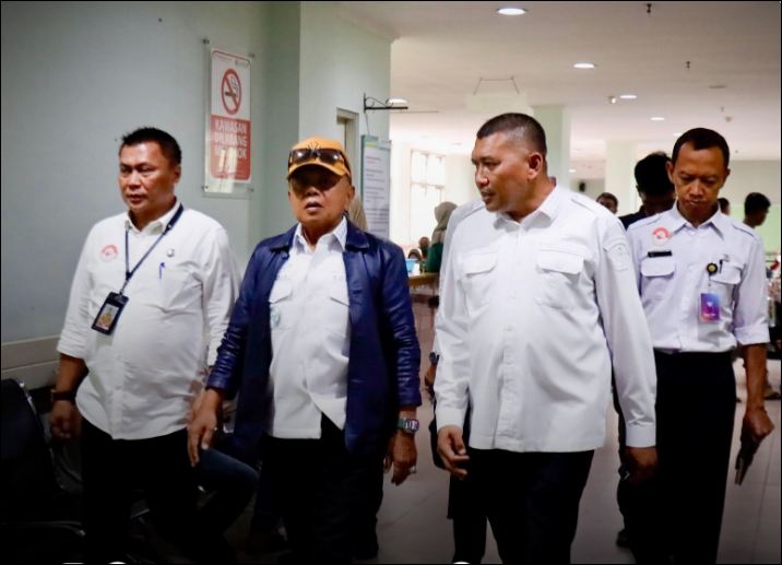 Bupati Meranti dan Wakil Bupati Karimun saat meninjau RSUD M Sani Karimun, kemarin. (ft kominfokarimun)