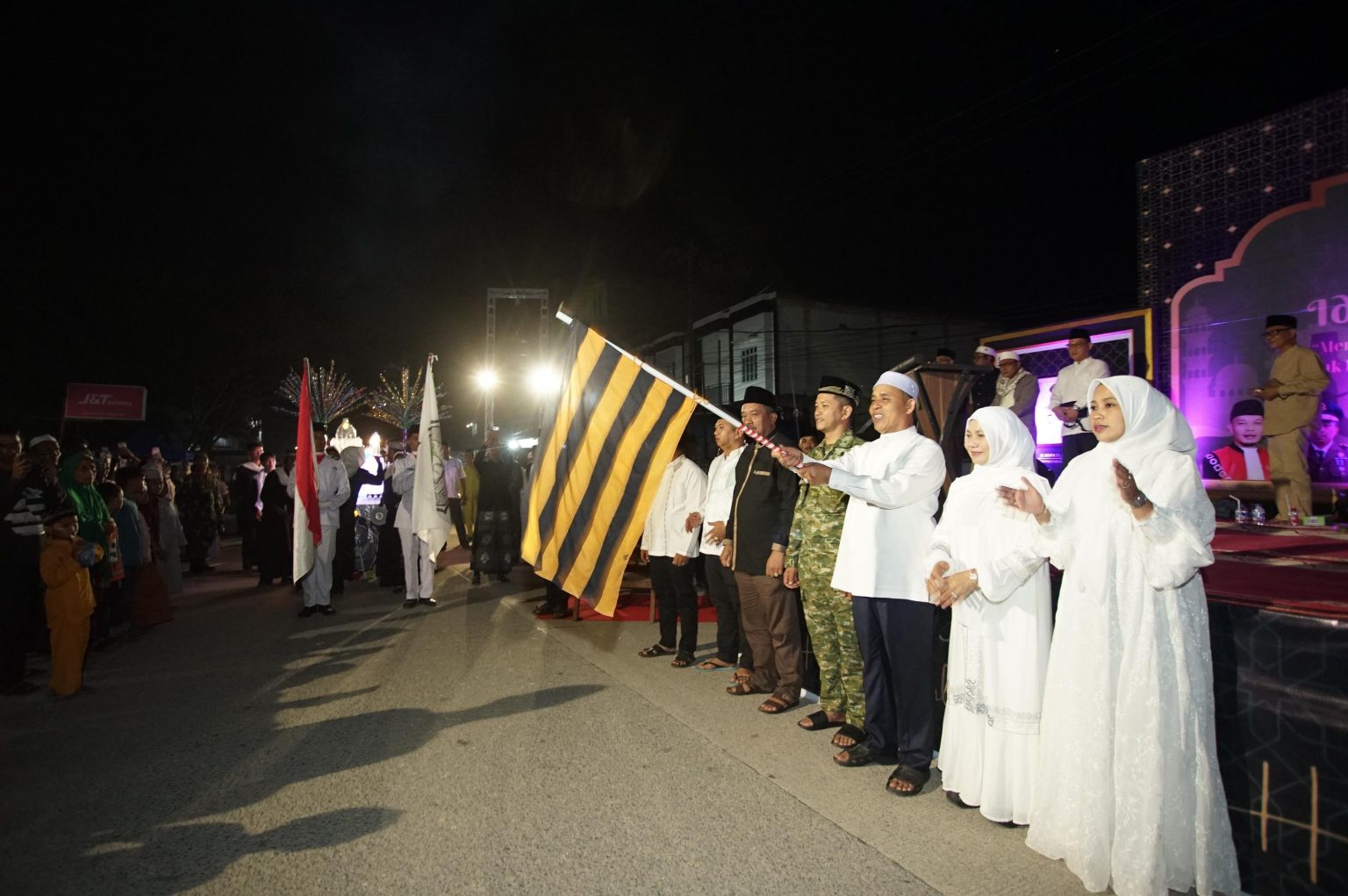 Bupati dan Wakil Bupati Inhil saat melepas Pawai Takbir Iduladha, malam tadi. (ft muhamad)