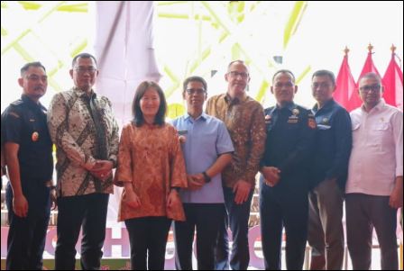 Bupati saat menghadiri langsung seremoni peluncuran Sailaway Tangguh UCC Offshore Project UBA Jacket yang berlangsung di kawasan operasional PT SIKY, sore kemarin. (ft msaimi)