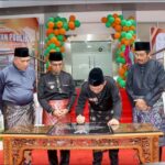 Gubernur Kepri dan Bupati Karimun menandatangani prasasti MPP disaksikan Ketua DPRD, Wakil Ketua DPRD Karimun dan tamu undangan, pagi tadi. (ft msarih)