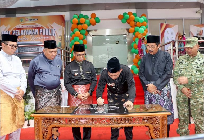 Gubernur Kepri dan Bupati Karimun menandatangani prasasti MPP disaksikan Ketua DPRD, Wakil Ketua DPRD Karimun dan tamu undangan, pagi tadi. (ft msarih)
