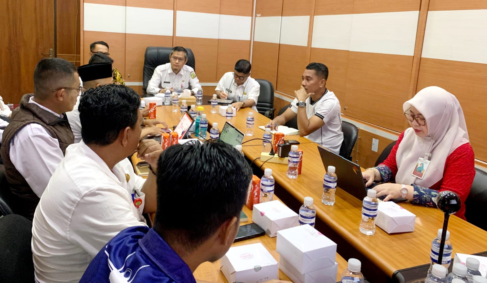High Level Meeting (HLM) Tim Percepatan dan Perluasan Digitalisasi Daerah (TP2DD) bersama Bank Riau Kepri Syariah di kantor BRKS Tanjungpinang, pagi tadi. (ft kominfotpi)