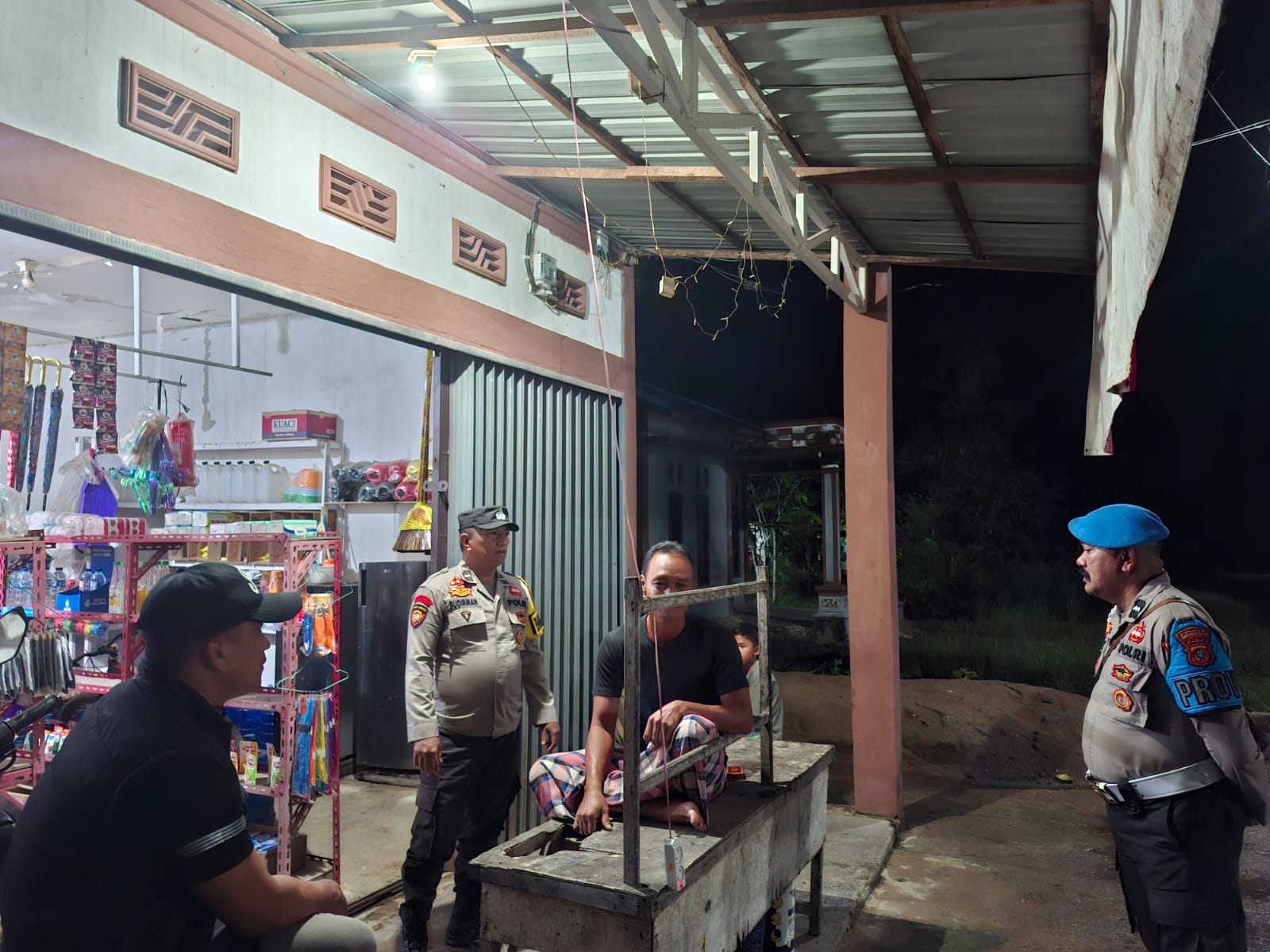 Jajaran Polsek Tempuling saat menggelar kegiatan bersama masyarakat. malam tadi. (ft muhamad)