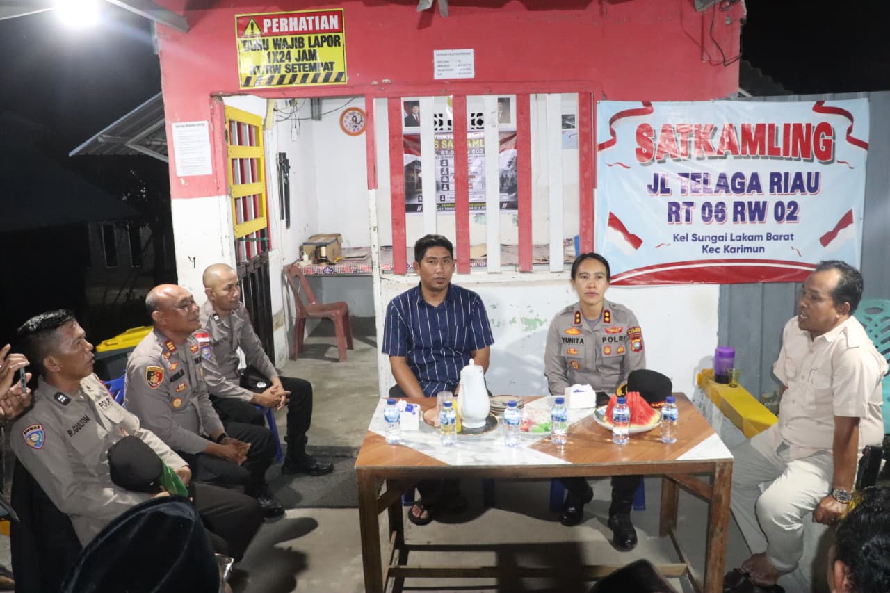 Kapolres Karimun saat menggelar kunjungan ke warga, kemarin malam. (ft humaspolreskarimun)