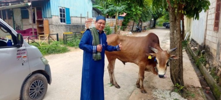 Pengurus KJK saat menunjukkan sapi kurban, kemarin. (ft kjk)
