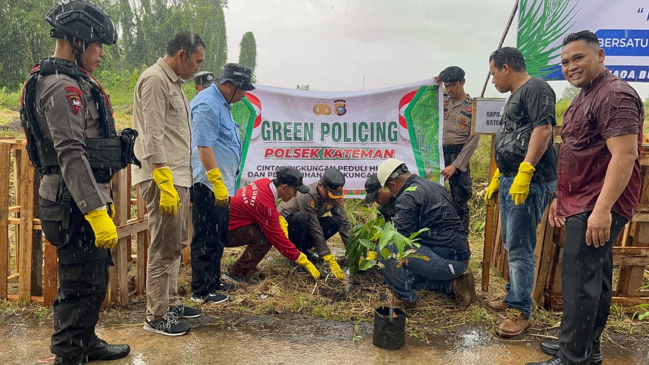 Polsek Kateman saat merayahan May Day bersama para buruh, kemarin. (ft muhamad)