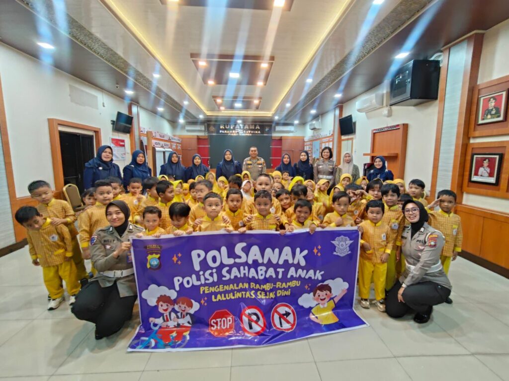 Porles Karimun saat menyosialsiasikan polisi sahabat anak, pagi tadi. (ft humaspolreskarimun)