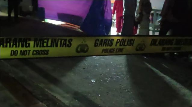 Proses evakuasi korban, kemarin malam. (ft fikri)