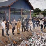 Proses pemusnahan barang bukti rokok ilegal di DJBC Khusus Kepri, pagi tadi. (ft msaimi)