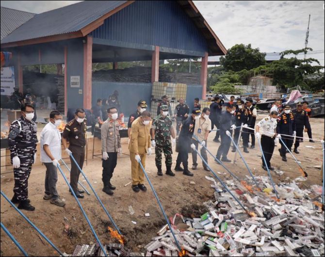 Proses pemusnahan barang bukti rokok ilegal di DJBC Khusus Kepri, pagi tadi. (ft msaimi)