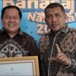 Wabup Rocky dan Kadisdik Karimun Grendy Tuerah usai menerima penghargaan di Depok, Senin kemarin. (ft diskominfo)