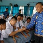 Wabup Rocky saat meninjau perekemana data E KTP di Kundur, pagi tadi (ft porokopimkarimun)