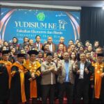 Wabup Rocky saat yudisium, malam tadi. (ft kominfokarimun)