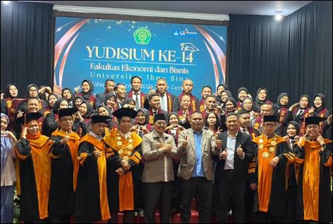 Wabup Rocky saat yudisium, malam tadi. (ft kominfokarimun)