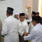 Wagub Nyanyang Haris bersalaman ke jemaah usai pelaksanaan Salat Iduladha di Dabo, pagi tadi. (ft wandi)