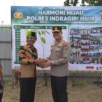 Wakapolda saat kunjungan kerja penghijauan di Tembilahan, kemarin. (ft humaspoldariau)