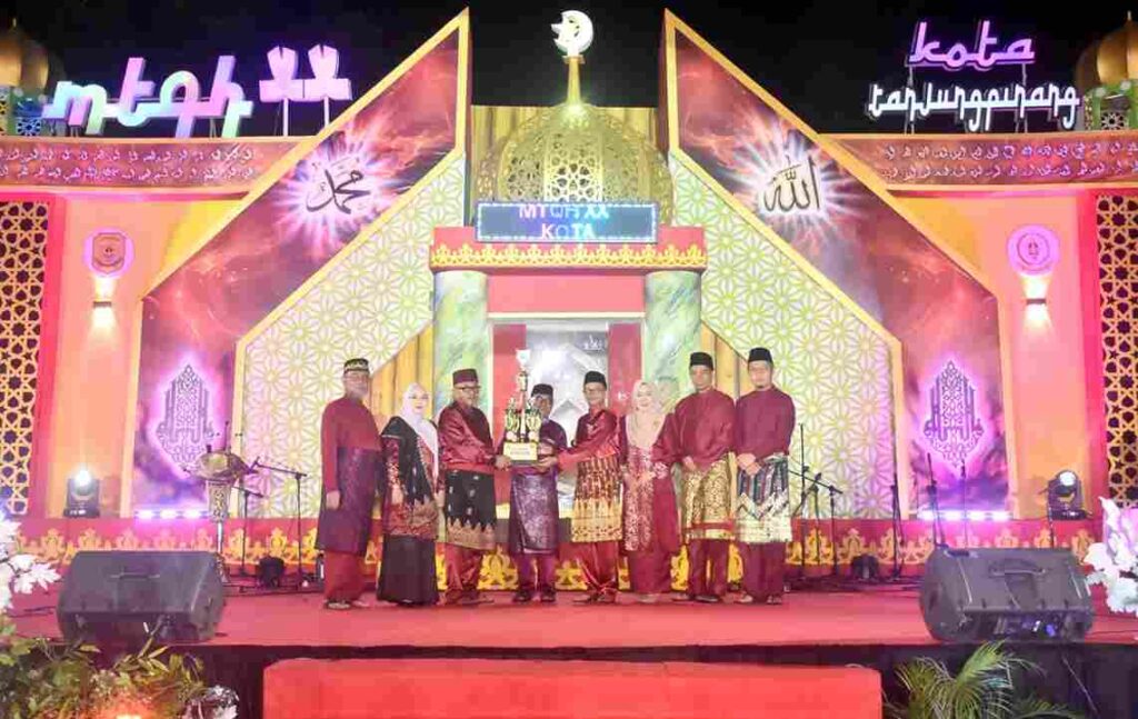 Walikota Lis saat menyerahkan piala bergilir STQH bagi kafilah Kecamatan Tanjungpinang Kota, tadi malam. (ft kominfotpi)