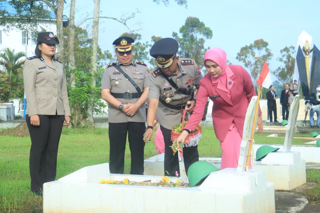 Acara Tabur Bunga di Makam Pahlawan dalam rangka HUT Bghayangkara di Mapolres Inhil, siang tadi. (ft muhamad)