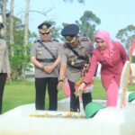 Acara Tabur Bunga di Makam Pahlawan dalam rangka HUT Bghayangkara di Mapolres Inhil, siang tadi. (ft muhamad)