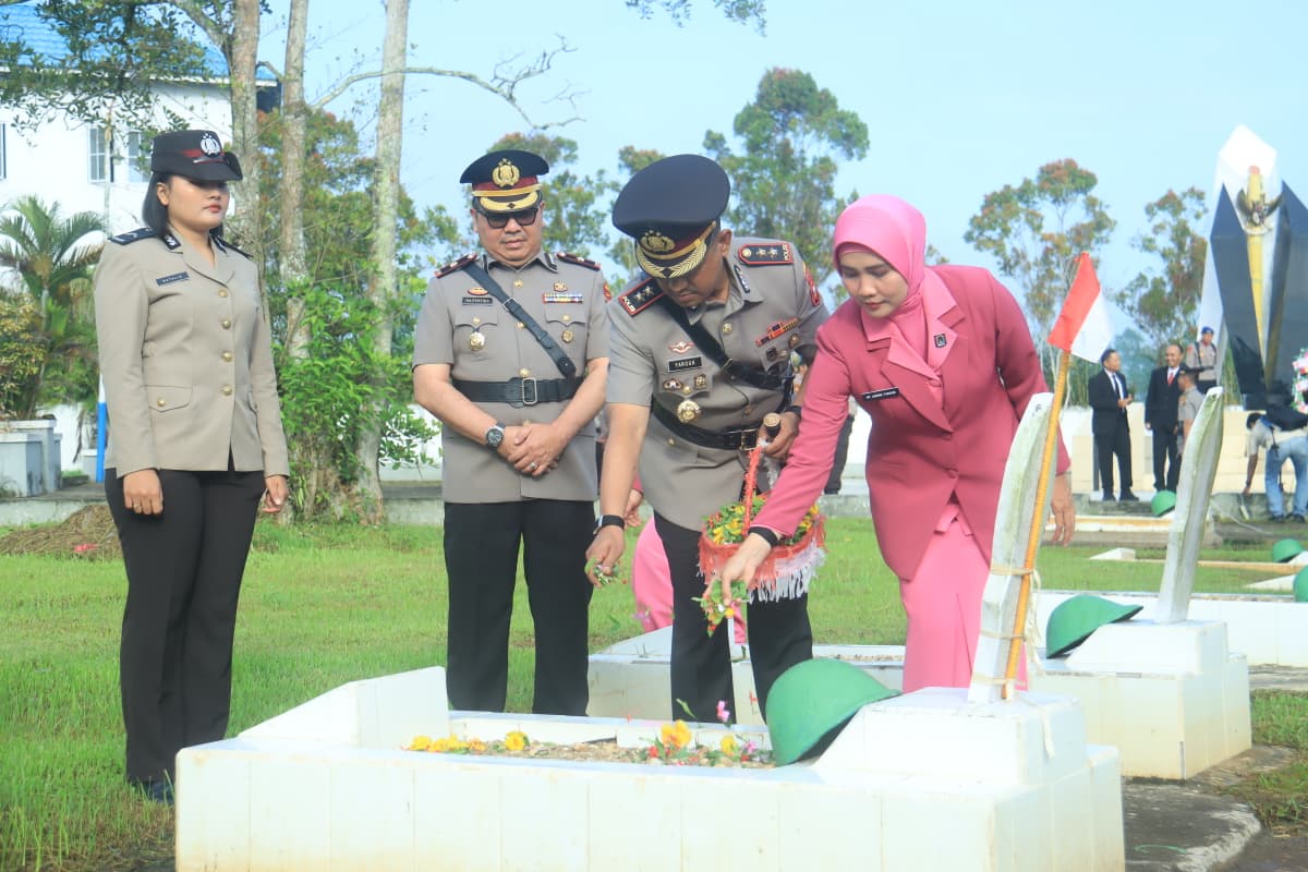 Acara Tabur Bunga di Makam Pahlawan dalam rangka HUT Bghayangkara di Mapolres Inhil, siang tadi. (ft muhamad)