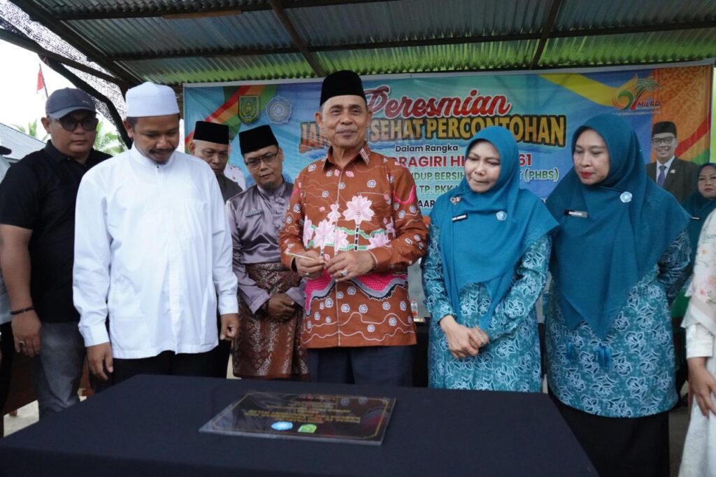 Bupati Inhil Herman, bersama Ketua TP PKK Inhil Katerina Susanti, meresmikan Jamban Sehat Percontohan di Pondok Pesantren Daarul Rahman Tembilahan, Jumat (12/6/2026). (ft kominfoinhil)