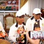 Bupati Iskandarsyah saat memberikan keterangan pers di kediaman dinasnya, pagi tadi, (ft msaimi)