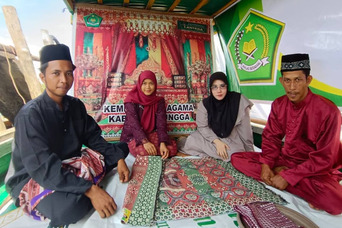 Dua sejoli yang menikah di atas kapal Lentera milik Kemenag Lingga, Kamis lalu. (ft wandi)