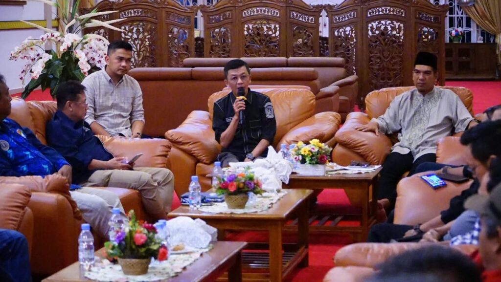 Kadis Pariwisata Kepri Hasan saat berkunjung ke Daik Lingga bersama Wakil Bupati Lingga Novrizal. (ft wandi)