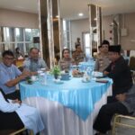 Kapolres bersama sejumlah tokoh agama saat sebelum acara doa bersama, siang tadi. (ft humaspolreskarimun)