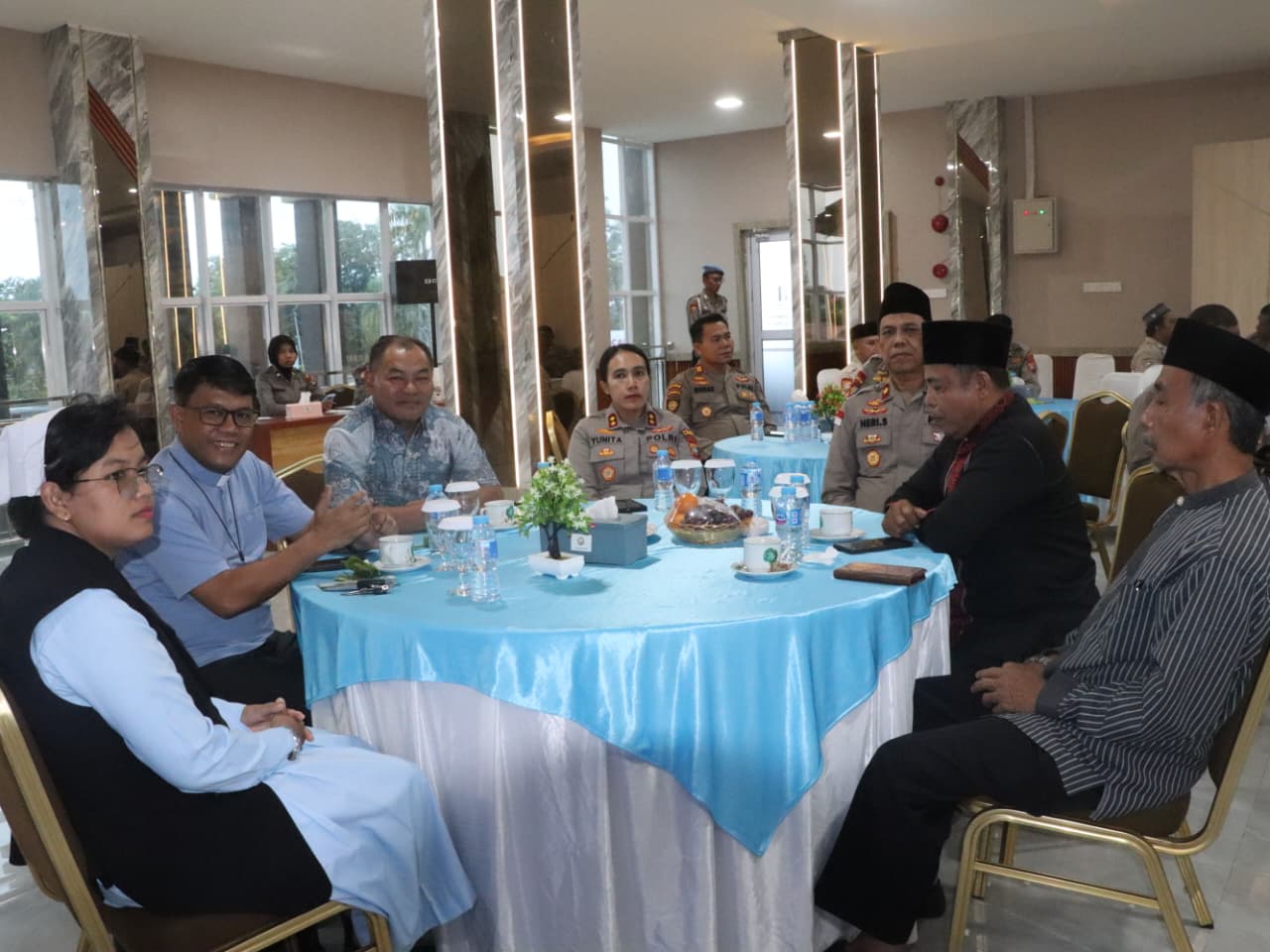 Kapolres bersama sejumlah tokoh agama saat sebelum acara doa bersama, siang tadi. (ft humaspolreskarimun)