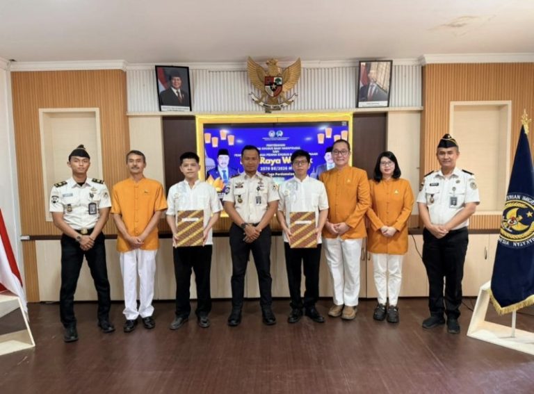 Kepala Rutan Kelas IIA Batam, Fajar Teguh Wibowo (tengah) bersama pemuka agama Buddha menyerahkan remisi khusus Waisak kepada warga binaan (pegang map) di Rutan Batam, kemarin. (ft humasrutanbatam)
