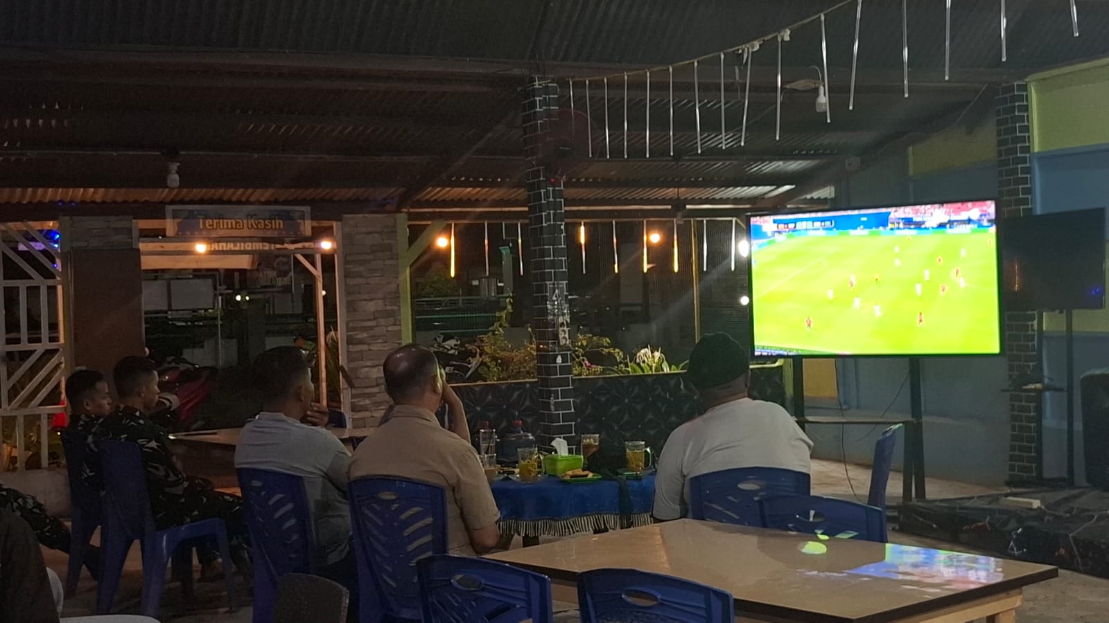 Kodim Inhil saat nonton bareng Piala Dunia, tadi malam. (ft muhamad)