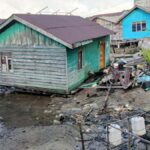 Kondisi rumah warga di Desa Tanjung Irat yang roboh dihantam angin kencang. (ft wandi)