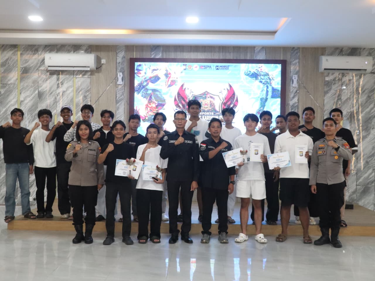 Para juara E Sport usai menerima hadiah, pagi tadi. (ft humaspolreskarimun)