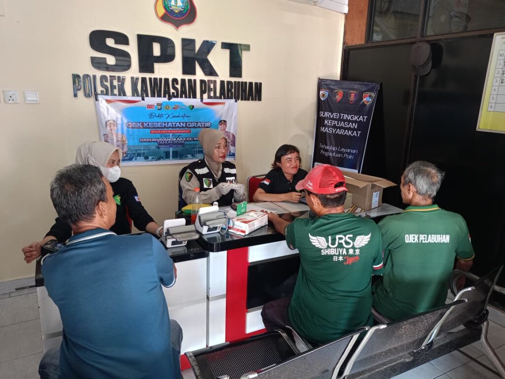 Pengobatan gratis di Pelabuhan Karimun, pagi tadi. (ft rusdianto)